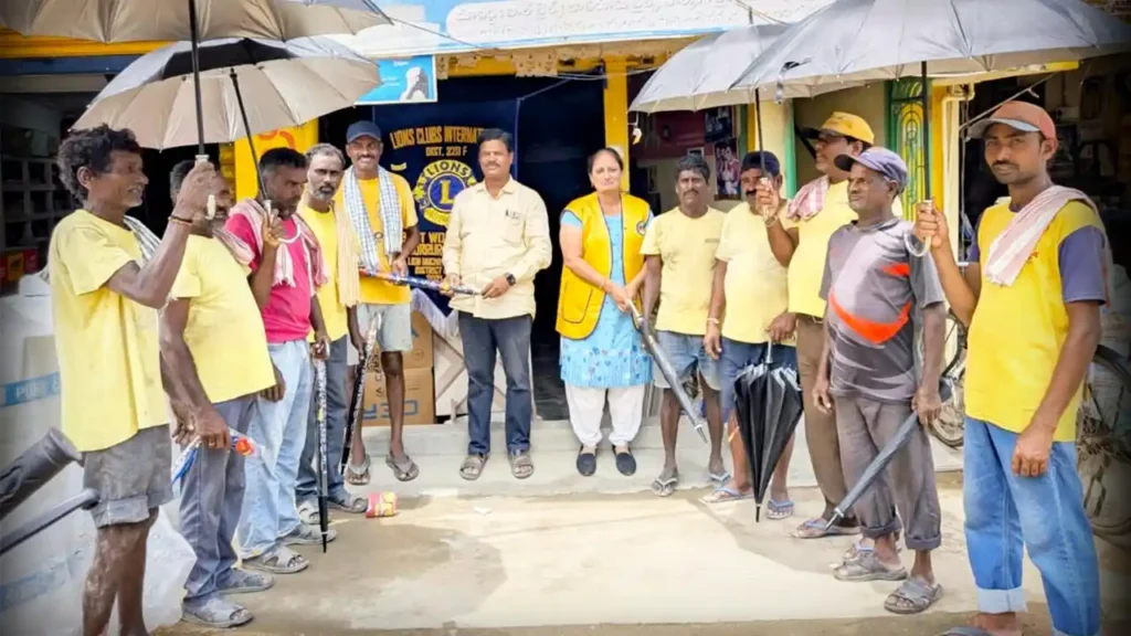 Umbrella Distribution Charity Telangana – Lions Club donates umbrellas to hamalis
