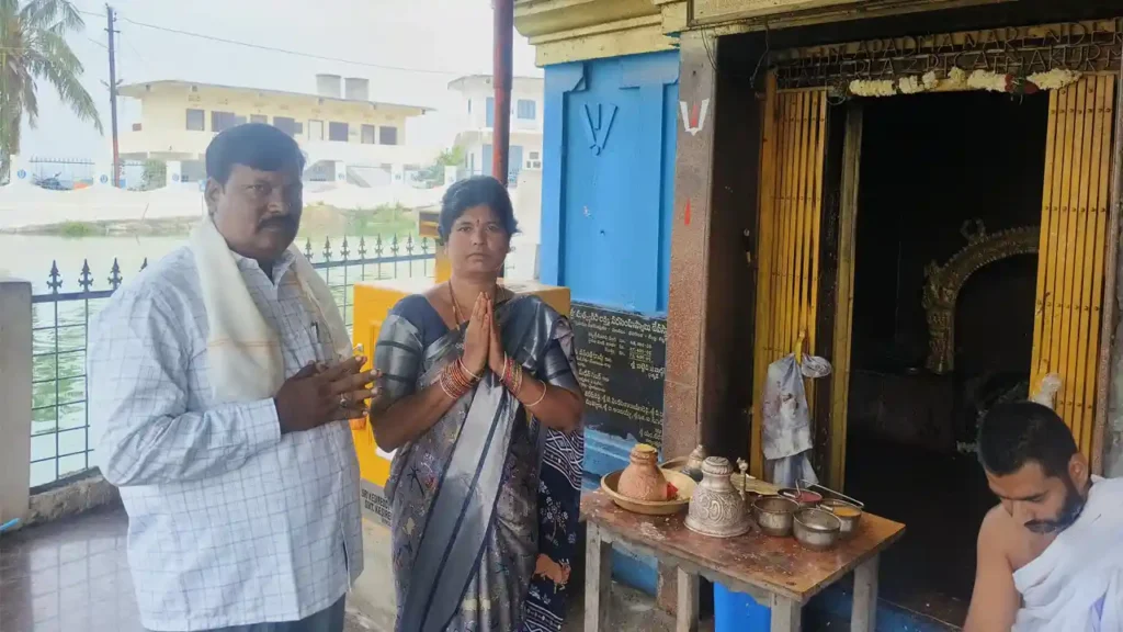yadadri bhuvanagiri district news puja - Congress Leader Yadagiri performs puja in Yadadri Bhuvanagiri