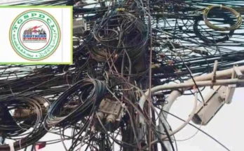 Hyderabad Cable Internet Wires Removal by TGSPDCL staff on electric poles