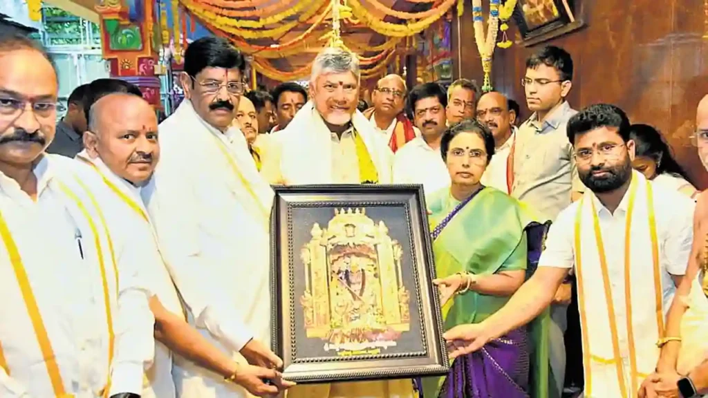 Andhra Pradesh CM Offers Silk Robes to Durga 2025: Chandrababu Naidu’s Moola Nakshatram Puja at Vijayawada Temple