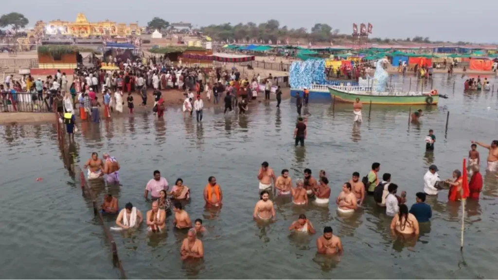 saraswati pushkaralu 2026 – saraswati anthya pushkaralu begins at pavitra sangam with holy dip by priests and ministers in telangana